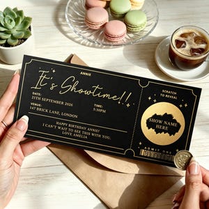Scratch Off Voucher Ticket, kundenspezifische Geburtstags-Enthüllungskarte, Überraschungsreisemitteilung, personalisierte Erlebnisgutschein