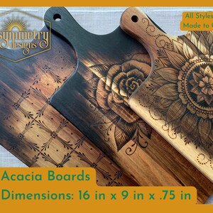 Holzgebrannte Schneidebretter, passendes Servierset, Salatbesteck aus Akazienholz und Charcuterie Board mit botanischen Blumenmandala-Designs Bild 8