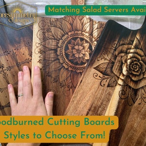 Holzgebrannte Schneidebretter, passendes Servierset, Salatbesteck aus Akazienholz und Charcuterie Board mit botanischen Blumenmandala-Designs Bild 1