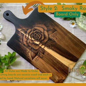 Holzgebrannte Schneidebretter, passendes Servierset, Salatbesteck aus Akazienholz und Charcuterie Board mit botanischen Blumenmandala-Designs Style 2