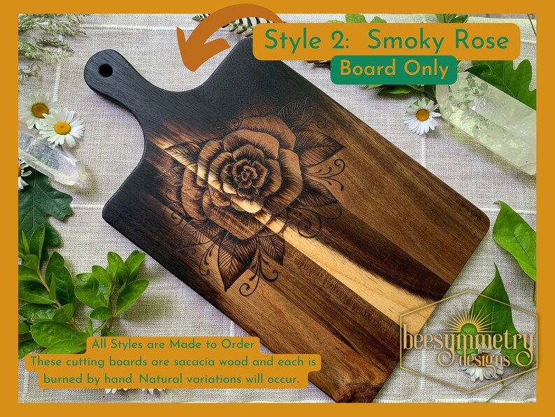 Holzgebrannte Schneidebretter, passendes Servierset, Salatbesteck aus Akazienholz und Charcuterie Board mit botanischen Blumenmandala-Designs Style 2