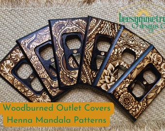 Henna-inspirierte Mandala-Holzgebrannte Steckdose bedeckt Holzwandplatte mit floraler komplizierter handgefertigter Pyrographie