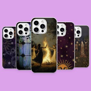 Könnte beinhalten: Fünf Smartphone-Hüllen mit verschiedenen künstlerischen Motiven. Die Hüllen zeigen unter anderem Sonnen- und Mondmuster, einen Buntglaseffekt, tanzende Figuren um ein Lagerfeuer, einen Sternenhimmel sowie eine Waldszene mit Skeletten.