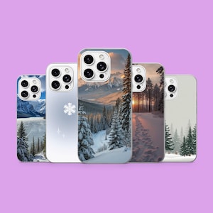 Puede incluir: Cinco fundas para smartphone dispuestas en fila, cada una con un diseño distinto de temática invernal. Las fundas muestran imágenes de montañas nevadas, bosques de pinos, un lago helado, un sendero nevado al atardecer y un copo de nieve.