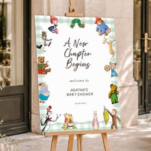 Könnte beinhalten: Ein rechteckiges Schild auf einer Holzstaffelei mit einem hellgrün-weiß karierten Rand. Der mittlere Text lautet A New Chapter Begins, welcome to AGATHA'S BABY SHOWER, 06.06.20XX. Illustrationen verschiedener Figuren umgeben den Text.