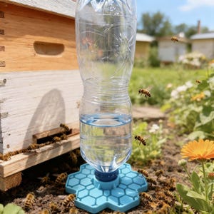 Puede incluir: Una botella de agua de plástico transparente invertida sobre una base hexagonal de color azul claro con un patrón de panal. La base sirve como estación de agua para las abejas, con varias abejas volando alrededor y posándose en ella.