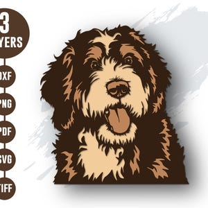 Op de afbeelding: Een digitale grafische illustratie van een ruige hond met bruine en crèmekleurige vacht, met de tong uit de bek. Links staat een verticale bruine cirkel met de tekst 3 LAYERS gevolgd door een lijst met bestandsformaten: DXF, PNG, PDF, SVG en TIFF.