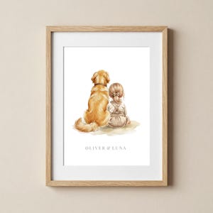 Puede incluir: Una lámina de acuarela enmarcada que muestra a un perro golden retriever y a un niño pequeño sentados uno al lado del otro, vistos desde atrás. La obra está en un marco de madera clara e incluye el texto OLIVER & LUNA impreso bajo la ilustración.
