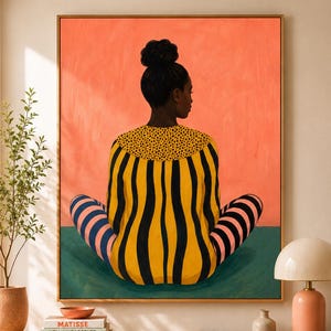 Peut inclure: Une impression d'art murale rectangulaire encadrée représentant une personne aux cheveux foncés en chignon, vue de dos, portant un haut rayé jaune et noir avec un col à pois et un legging rayé, sur un fond orange corail et vert foncé.