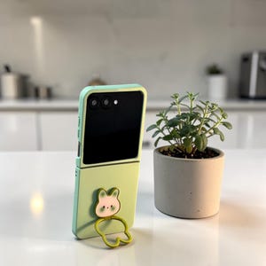 Mintgrönt Bunny Ring-skal till Motorola Razr och Galaxy Z Flip