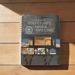 Può includere: Un libro rilegato a spirale intitolato Rose Book of Bible Charts, Maps & Time Lines con una copertina scura che presenta un sigillo per il decimo anniversario e varie illustrazioni storiche tra cui strutture architettoniche, una croce e un ritratto.