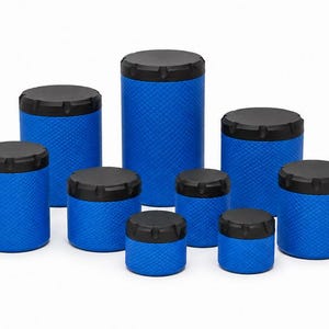 Peut inclure: Un ensemble de neuf récipients cylindriques de hauteurs variées, chacun doté d'un corps bleu vif avec un motif en losange texturé et d'un couvercle circulaire noir uni avec des bords crantés, disposés en groupe sur un fond blanc uni.