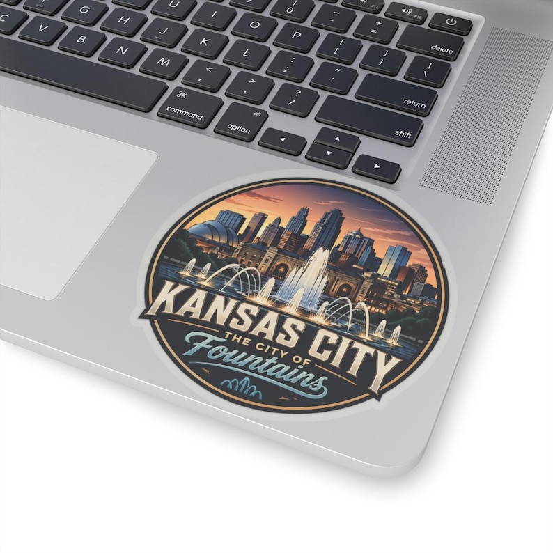 Pegatina para viajeros y residentes de Kansas City, pegatina de Kansas City, calcomanía de recuerdo de la Ciudad de las Fuentes, idea de regalo con el horizonte del Medio Oeste. imagen 9