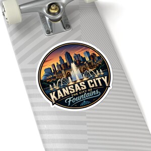 Pegatina para viajeros y residentes de Kansas City, pegatina de Kansas City, calcomanía de recuerdo de la Ciudad de las Fuentes, idea de regalo con el horizonte del Medio Oeste. imagen 6