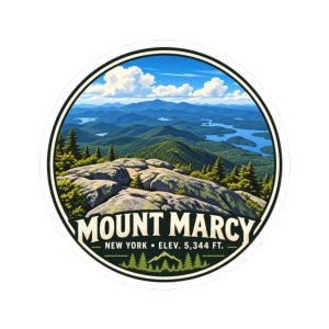 Op de afbeelding: Een ronde sticker met een landschapsillustratie van Mount Marcy, New York, met een hoogte van 5.344 voet. Het ontwerp toont rotsachtig terrein op de voorgrond, groene dennenbomen, blauwe bergketens en meren onder een helderblauwe lucht.