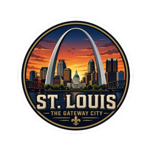 Op de afbeelding: Een ronde sticker met een kleurrijke illustratie van de skyline van St. Louis bij zonsondergang, inclusief de Gateway Arch, met de tekst ST. LOUIS THE GATEWAY CITY en een fleur-de-lis symbool onderaan op een donkerblauwe rand.