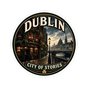 Könnte beinhalten: Ein runder Aufkleber mit einer detaillierten Illustration von Dublin, Irland. Der Text DUBLIN wölbt sich über eine Szene der Temple Bar mit Efeu, einer Straßenlaterne, einer Brücke und einer Kathedrale. Unten steht CITY OF STORIES mit einem Kleeblatt.