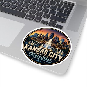 Pegatina para viajeros y residentes de Kansas City, pegatina de Kansas City, calcomanía de recuerdo de la Ciudad de las Fuentes, idea de regalo con el horizonte del Medio Oeste. imagen 5