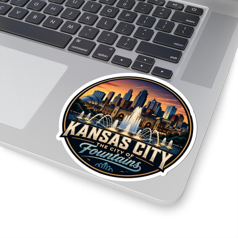 Pegatina para viajeros y residentes de Kansas City, pegatina de Kansas City, calcomanía de recuerdo de la Ciudad de las Fuentes, idea de regalo con el horizonte del Medio Oeste. imagen 5