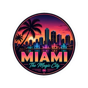 Op de afbeelding: Een ronde sticker met een levendige skyline van Miami bij zonsondergang met silhouetten van palmbomen op de voorgrond. De tekst MIAMI staat in grote, dikke letters boven de cursieve tekst The Magic City en een klein palmboomicoon.