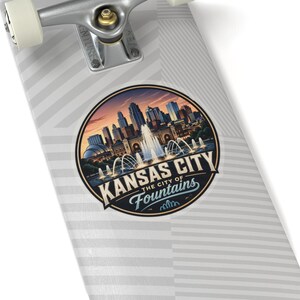 Pegatina para viajeros y residentes de Kansas City, pegatina de Kansas City, calcomanía de recuerdo de la Ciudad de las Fuentes, idea de regalo con el horizonte del Medio Oeste. imagen 10