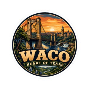 Könnte beinhalten: Ein runder Aufkleber mit einer Illustration der Waco-Hängebrücke über einem Fluss bei Sonnenuntergang, einem Gebäude im Hintergrund, grünen Bäumen und blauen Blumen. Der Text WACO HEART OF TEXAS ist in großen, fetten, beigen Buchstaben gedruckt.