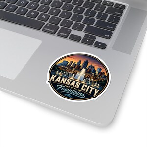 Pegatina para viajeros y residentes de Kansas City, pegatina de Kansas City, calcomanía de recuerdo de la Ciudad de las Fuentes, idea de regalo con el horizonte del Medio Oeste. imagen 4