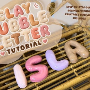 Może przedstawiać: Poradnik tworzenia liter z gliny w stylu bąbelkowym, zawierający tekst CLAY BUBBLE LETTER TUTORIAL oraz STEP-BY-STEP GUIDE BEGINER FRIENDLY PRINTABLE TEMPLATES INCLUDED. Cztery błyszczące, zaokrąglone litery z gliny tworzą napis ISLA.