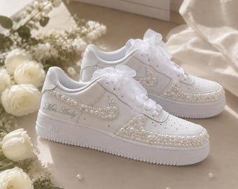Parelkleurige bruidssneakers, op maat gemaakte trouwschoenen voor de bruid, comfortabele trouwschoenen gepersonaliseerd met trouwdatum en naam.