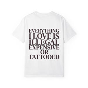 Maglietta con citazione grafica "Tutto ciò che amo è illegale, costoso o tatuato"