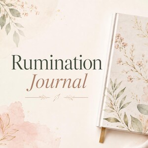 Può includere: Un diario con copertina rigida color crema caratterizzato da un'illustrazione ad acquerello di foglie verdi e fiori rosa tenue. Il testo Rumination Journal è stampato in verde scuro e rosa. Un elastico dorato mantiene il diario chiuso.