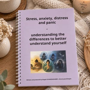 Puede incluir: Un cuaderno de espiral de color morado claro con el título Stress, anxiety, distress and panic - understanding the differences to better understand yourself. Presenta una ilustración central de personas en diversos estados emocionales y texto en la parte inferior.