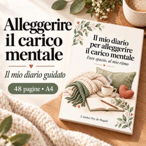 Op de afbeelding: Een wit A4-dagboek met de titel Alleggerire il carico mentale, Il mio diario per alleggerire il carico mentale, Fare spazio, al mio ritmo en L'Atelier Psy de Magali. De kaft toont een gebreide deken, een kopje en een hartje.
