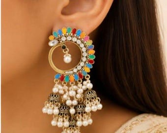 Pendientes Jhumka estilo boho hechos a mano: joyería de moda ligera, colgante, dorada y plateada.