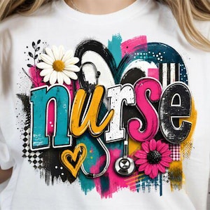 Puede incluir: Una camiseta blanca con un diseño gráfico que muestra la palabra nurse en letras coloridas y texturizadas. El diseño incluye un estetoscopio, una margarita blanca, una flor rosa, un corazón amarillo y trazos abstractos en turquesa, rosa y negro.