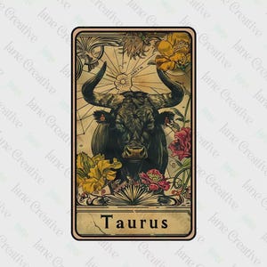 Könnte beinhalten: Eine rechteckige Karte mit einer detaillierten Illustration eines dunklen Stiers mit markanten Hörnern, umgeben von gelben und roten Blumen. Der Hintergrund zeigt ein Himmelskartenmotiv und das Wort Taurus ist unten schwarz aufgedruckt.