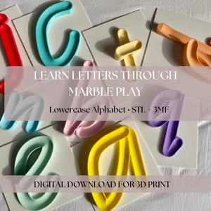 Pode incluir: Uma coleção de letras minúsculas impressas em 3D em forma de pistas de berlindes, cada uma montada numa base quadrada branca. As letras são vermelhas, azul-petróleo, amarelas, pêssego, rosa e roxas. Texto: LEARN LETTERS THROUGH MARBLE PLAY.