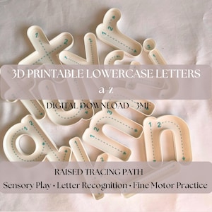 Op de afbeelding: Een verzameling witte 3D-printbare kleine letters met een verhoogd traceerpad, voorzien van turquoise richtingspijlen en cijfers. De tekst luidt 3D PRINTABLE LOWERCASE LETTERS a-z DIGITAL DOWNLOAD - 3MF RAISED TRACING PATH Sensory Play Letter Recognition Fine Motor Practice.