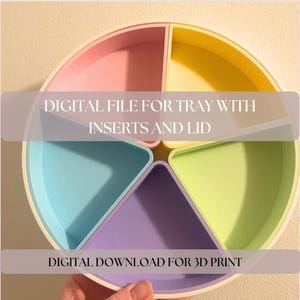 Könnte beinhalten: Ein kreisförmiges Tablett mit fünf keilförmigen Fächern in den Pastellfarben Rosa, Gelb, Hellgrün, Lila und Blau. Der Text lautet: DIGITAL FILE FOR TRAY WITH INSERTS AND LID und DIGITAL DOWNLOAD FOR 3D PRINT. Mit weißem Außenrand.