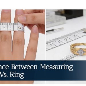 K&ouml;nnte beinhalten: Ein goldfarbener Ring mit einer quadratischen Fassung, die kleine klare Steine enth&auml;lt. Das Bild zeigt einen Vergleich zwischen dem Messen eines Fingers und eines Rings mit einem wei&szlig;en Ma&szlig;band, mit dem Text Difference Between Measuring Finger Vs. Ring.