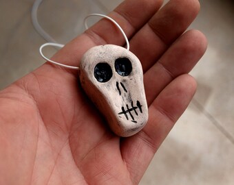Collier pendentif tête de mort en céramique : bijoux effrayants d'Halloween (2,5 cm)