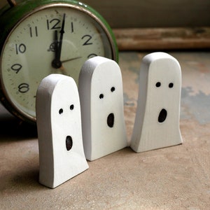 Handbemalte Geister Holzfiguren: Halloween Dekoration (3er Set)