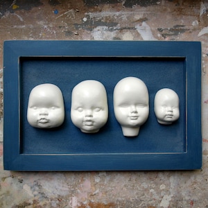 Griezelige poppengezichten, poppenhoofden in frame, muurhangende poppenhoofden, set poppenhoofden, porseleinen poppenhoofden, poppenhoofden kunst