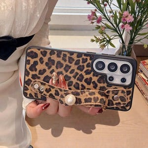 Leopard Pearl Phone Case With Adjustable Wrist Strap for Samsung Galaxy S24-S26 Ultra