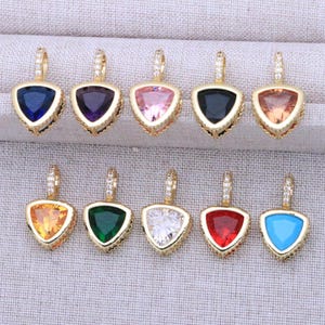 Pode incluir: Dez pingentes de metal dourado, cada um com uma pedra preciosa de corte triangular em uma cor diferente, incluindo azul, roxo, rosa, preto, pêssego, laranja, verde, transparente, vermelho e turquesa, com um pequeno elo no topo de cada peça.