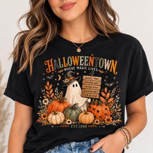 Halloweentown PNG | Waar magie leeft | Sublimatie | Spookachtige sfeer | Spookontwerp | Heksenpompoen PNG | Halloween-shirtontwerp (opgericht in 1998)