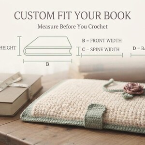 Op de afbeelding: Een gehaakte boekomslag in cr&egrave;me en saliegroen met een kleine roos als versiering en een knoopsluiting. De afbeelding bevat een diagram met de tekst CUSTOM FIT YOUR BOOK met instructies voor het meten van de boekhoogte, breedte en rug.