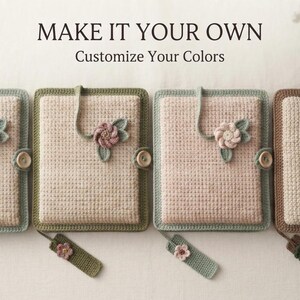 Op de afbeelding: Vier rechthoekige gehaakte notitieboekhoezen met de tekst MAKE IT YOUR OWN Customize Your Colors. Elke hoes heeft een beige of roze basis met textuur, een effen gekleurde rand, een houten knoopsluiting en een gehaakte bloem met bladeren.