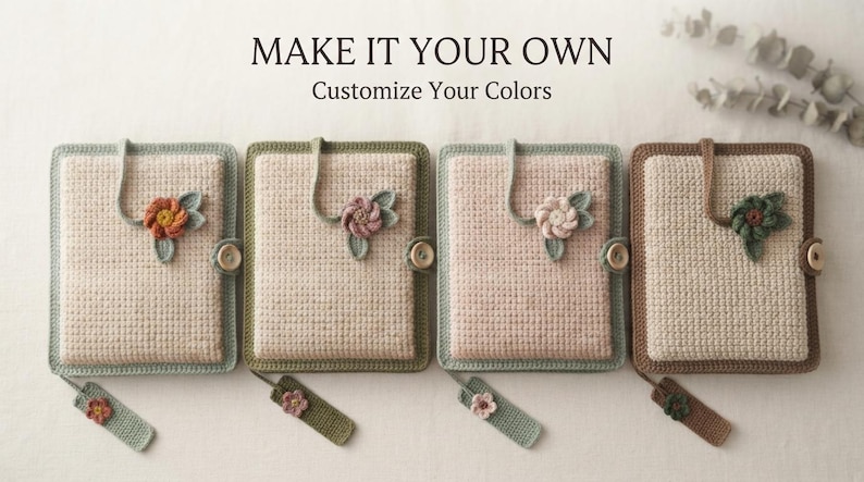 Op de afbeelding: Vier rechthoekige gehaakte notitieboekhoezen met de tekst MAKE IT YOUR OWN Customize Your Colors. Elke hoes heeft een beige of roze basis met textuur, een effen gekleurde rand, een houten knoopsluiting en een gehaakte bloem met bladeren.
