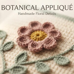 Op de afbeelding: Een cr&egrave;mekleurige gehaakte boekomslag met een oudroze bloem met een geel hart en applicaties van saliegroene blaadjes. De tekst BOTANICAL APPLIQU&Eacute; en Handmade Floral Details staat in donkerbruin bovenaan de afbeelding gedrukt.